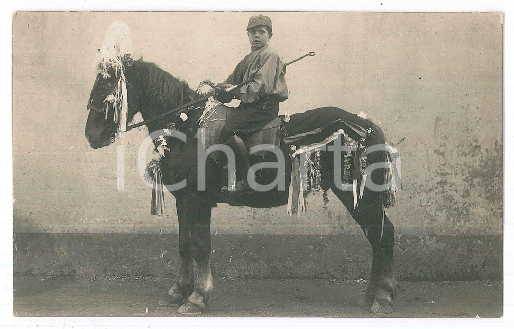 Fotografia d epoca originale 1920 ca ITALIA Mario MEREGAGLIA bambino su cavallo addobbato Foto 14x9 cm 1
