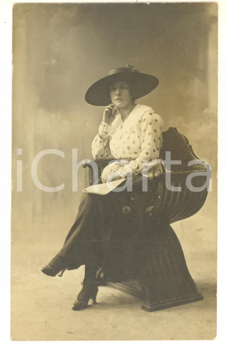 Fotografia d epoca originale 1920 ca MODA ITALIA Donna in poltrona con camicia a pois Foto cartolina 9x14 cm 1