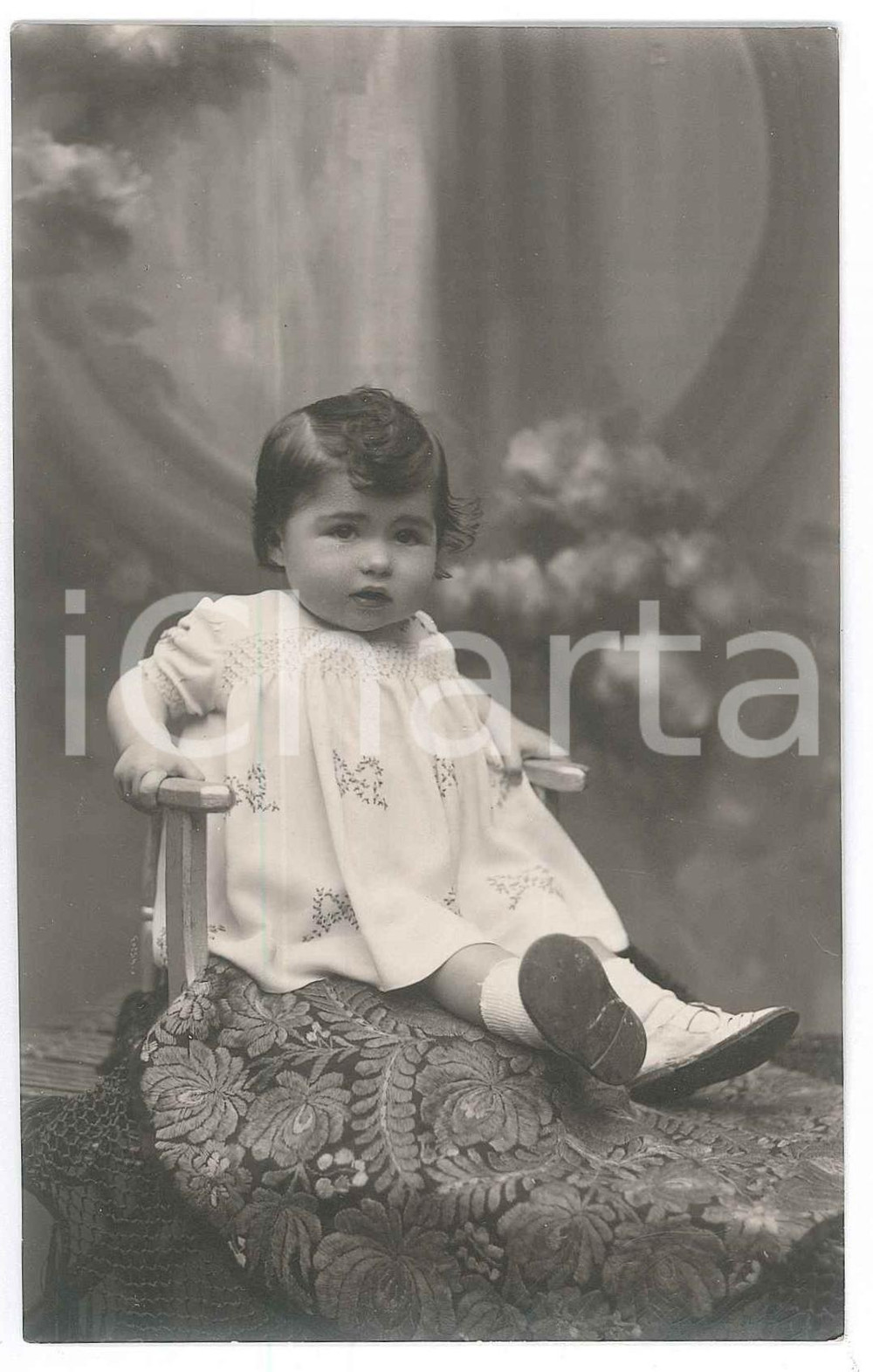 Fotografia d epoca originale 1925 ca MILANO Bambina con abito ricamato Foto TOLLINI 9x14 cm 1