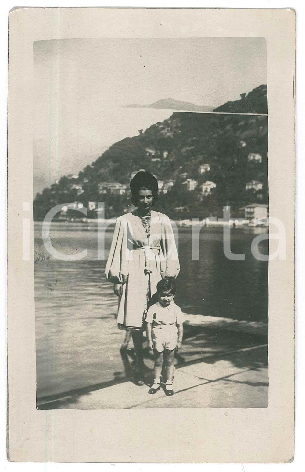 Fotografia d epoca originale 1930 ca LAGO DI COMO ? Madre e figlio a riva Foto anonima 9x14 cm 1
