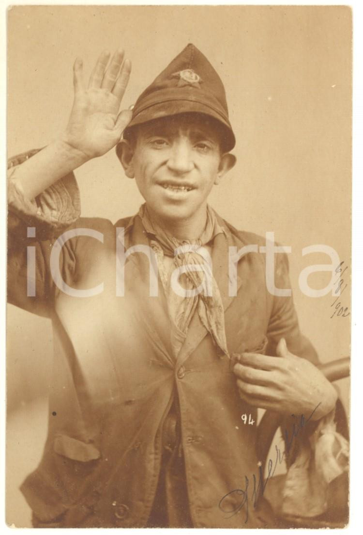 Fotografia d epoca originale 1902 COSTUME Giovane uomo in divisa con foulard Foto anonima 1