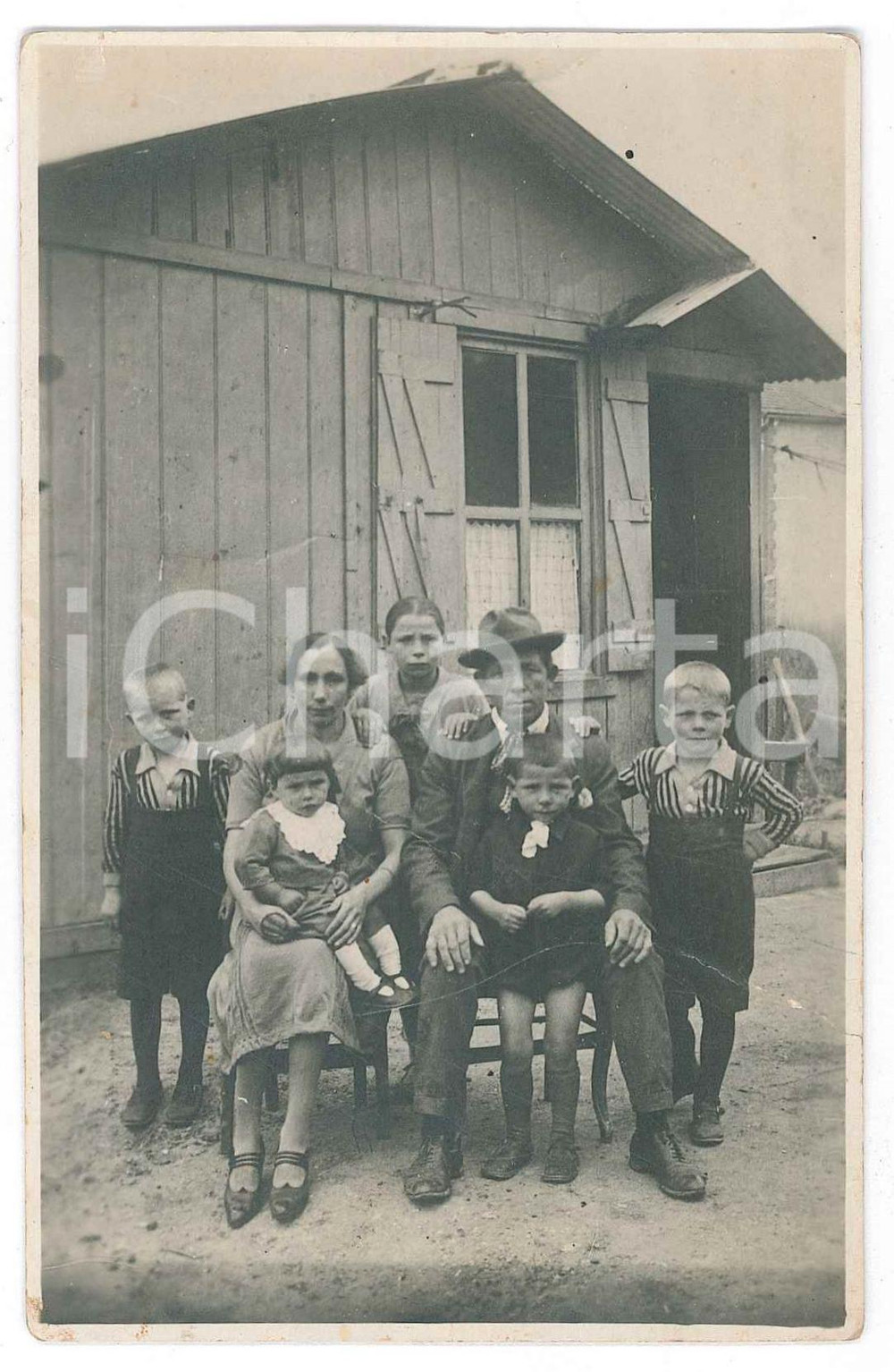 Fotografia d epoca originale 1920 ca COSTUME Famiglia con cinque figli  Ritratto Foto cartolina anonima 1