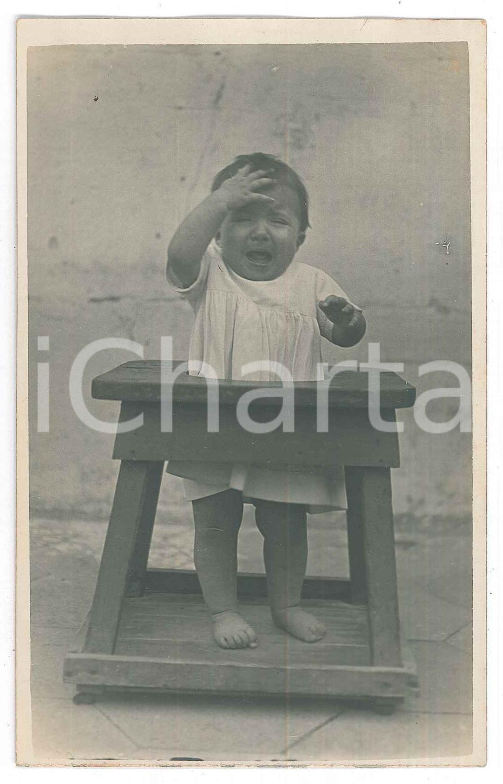 Fotografia d epoca originale 1920 ca COSTUME Bambino piangente nel girello  Ritratto Foto cartolina anonima 1