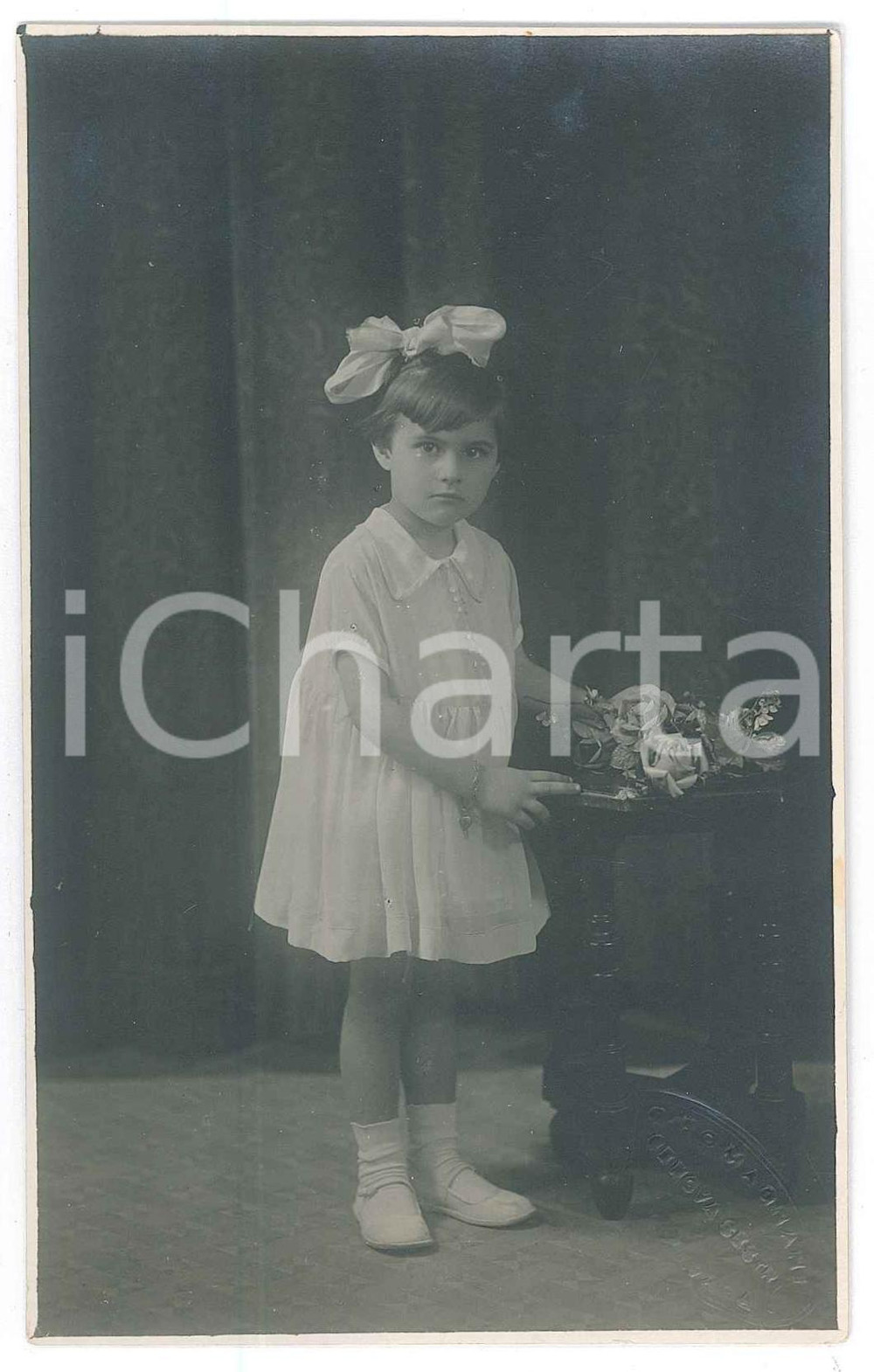 Fotografia d epoca originale 1930 ca GENOVA SESTRI Bambina con fiori sul tavolo Ritratto Foto G. ROMAGNANI 1