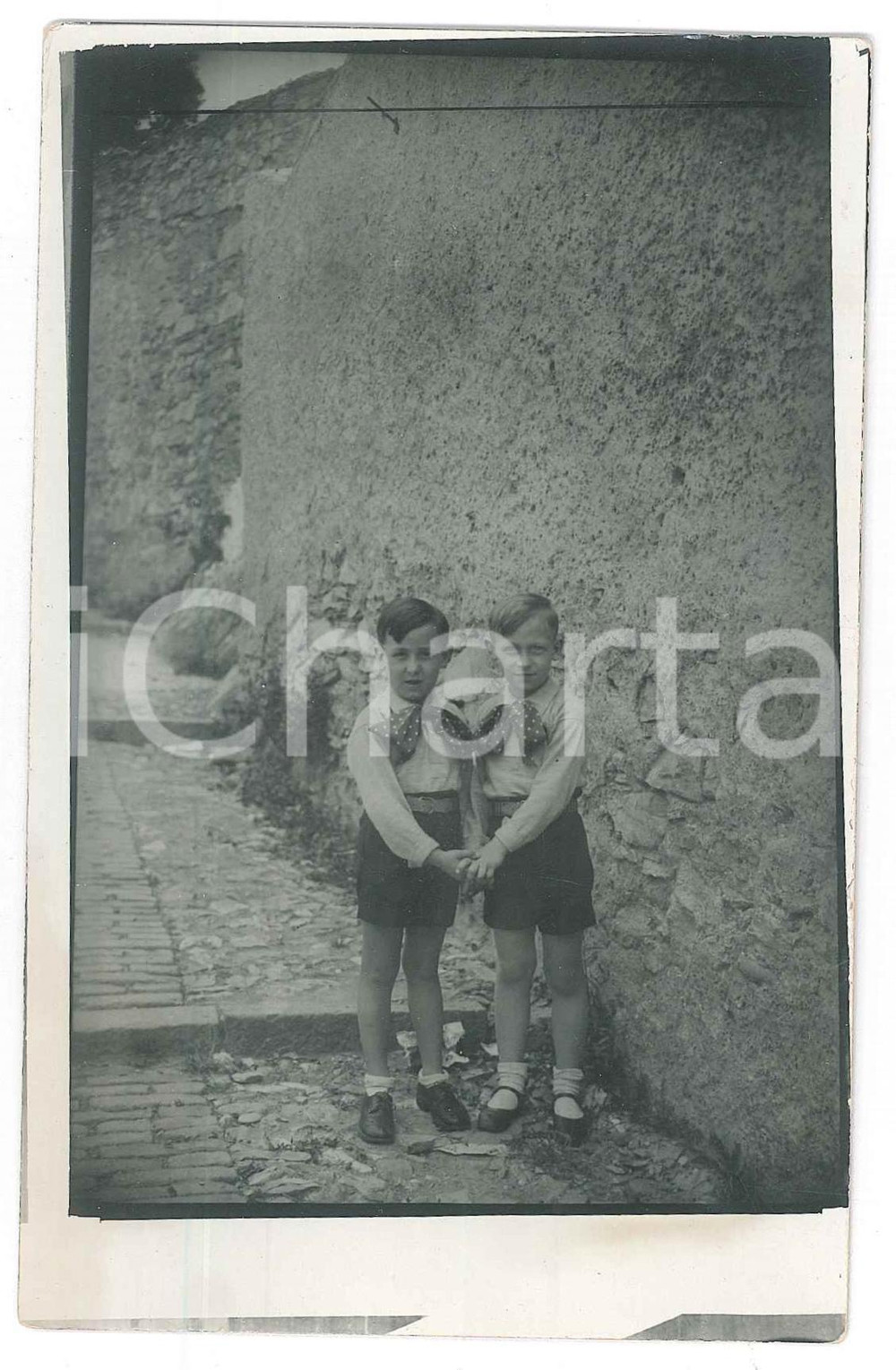 Fotografia d epoca originale 1930 ca COSTUME ITALIA Ritratto di due scolari per mano Foto anonima 9x14 cm 1