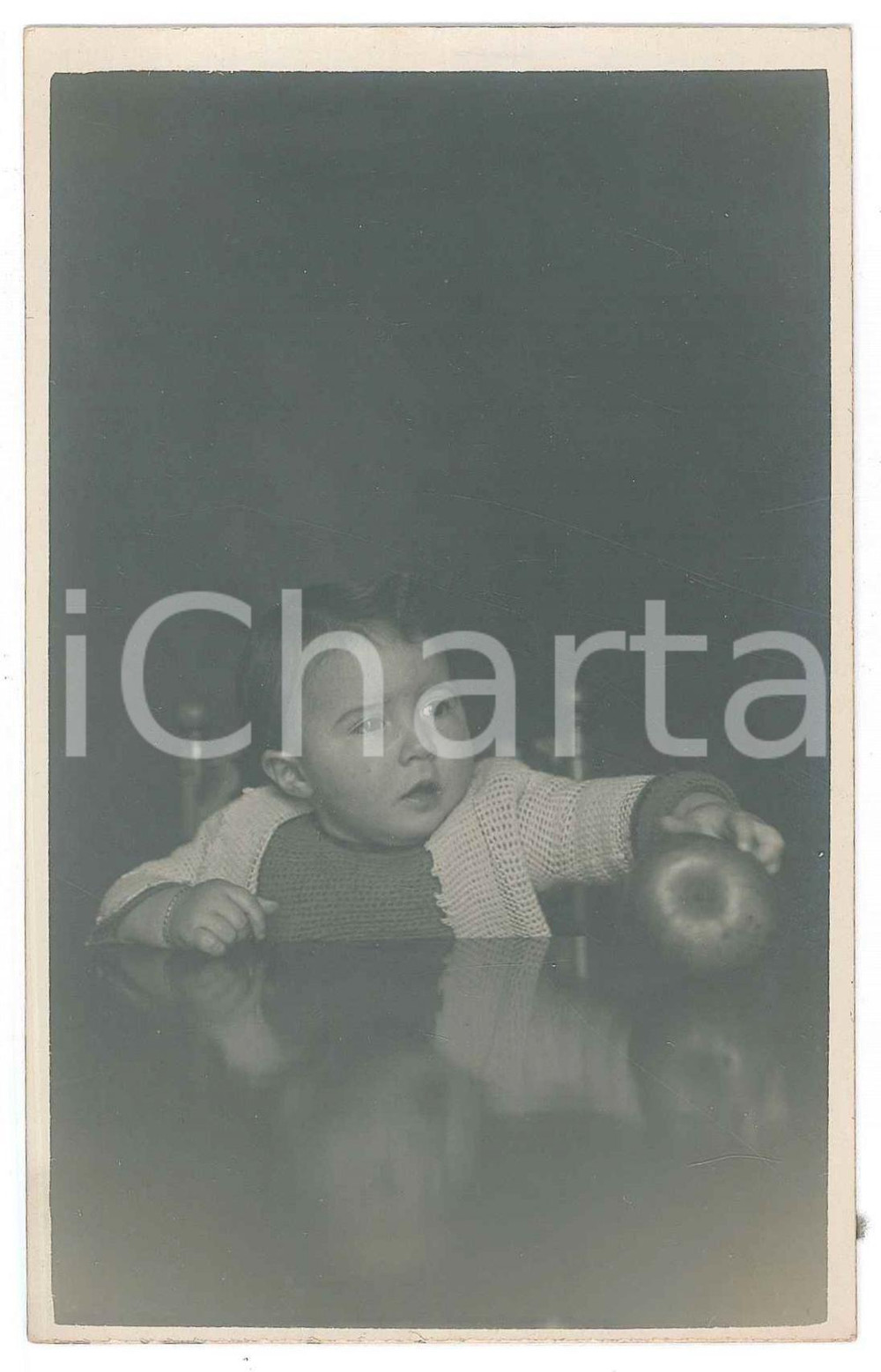 Fotografia d epoca originale 1928 COSTUME ITALIA Bambina con una mela  Ritratto Foto anonima 9x14 cm 1