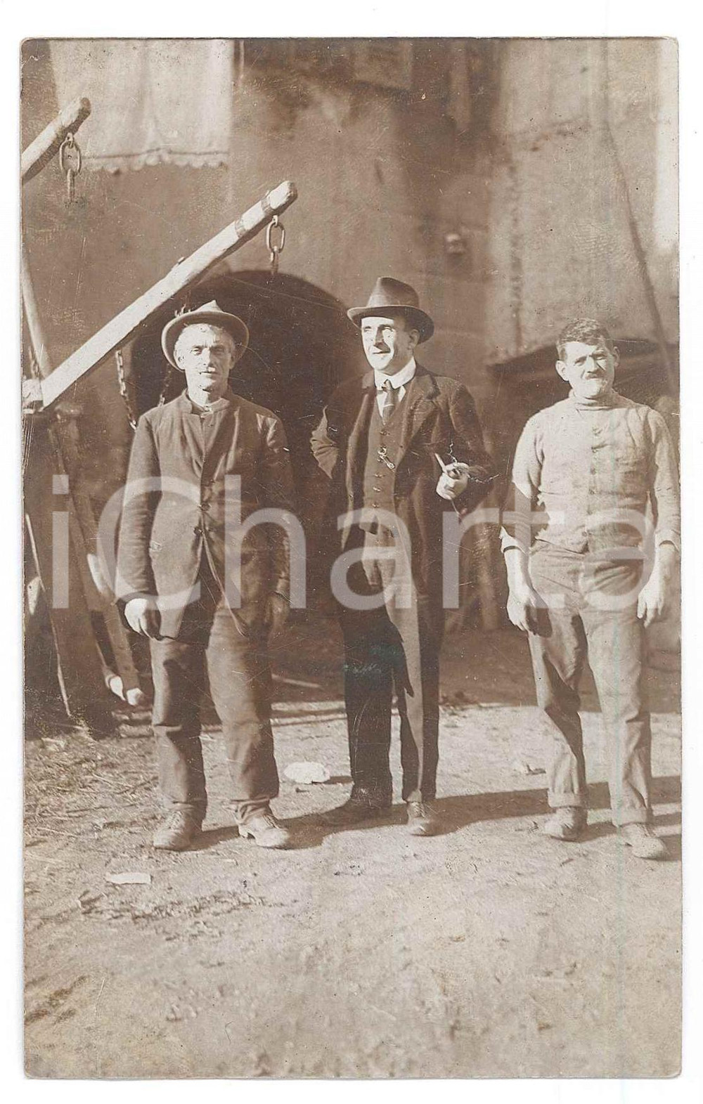Fotografia d epoca originale 1920 ca COSTUME ITALIA Tre uomini in un cortile  Foto anonima 9x14 cm 1