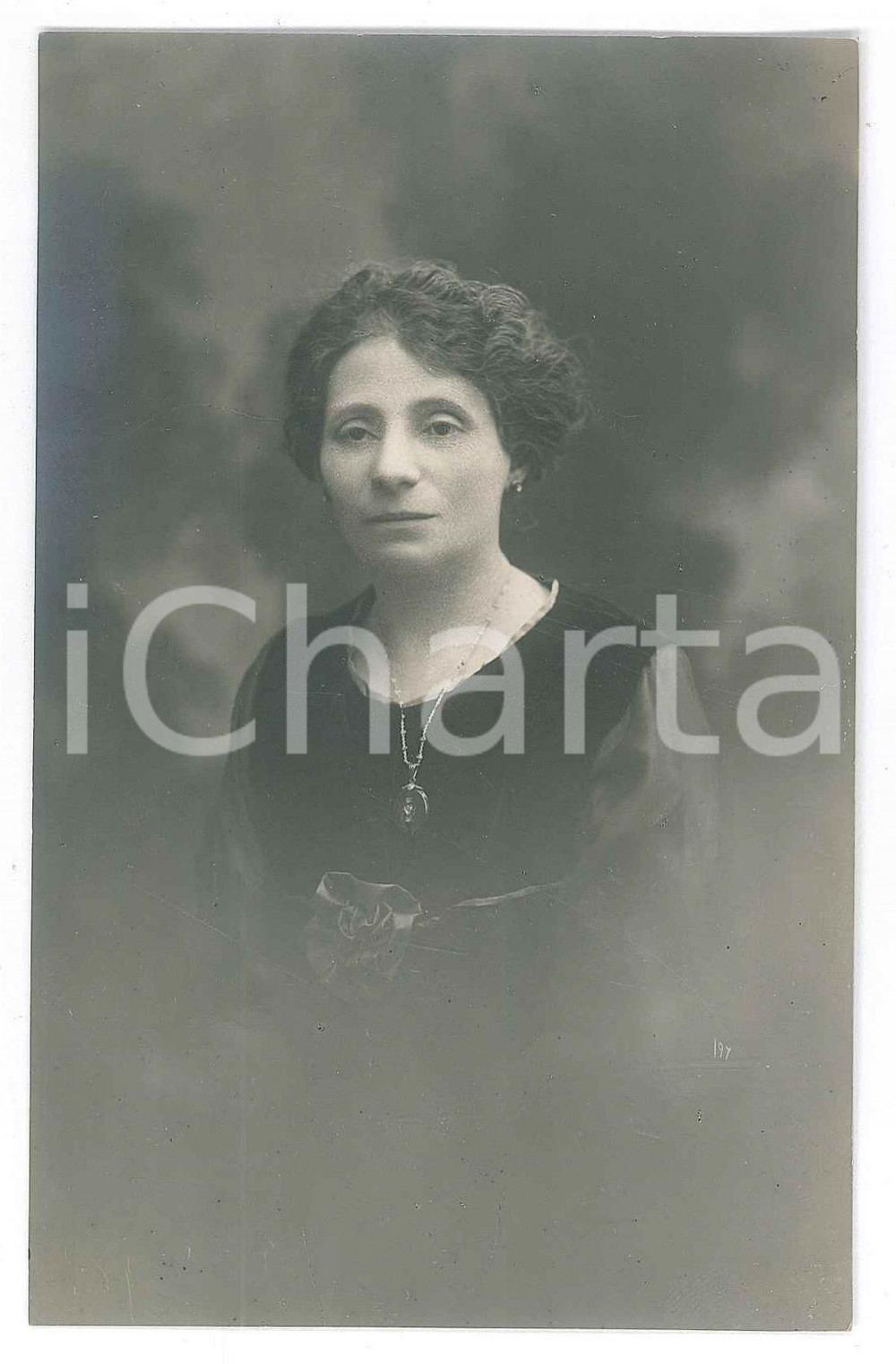 Fotografia d epoca originale 1923 PARMA Ritratto di donna con medaglione al collo Foto cartolina 9x14 cm 1
