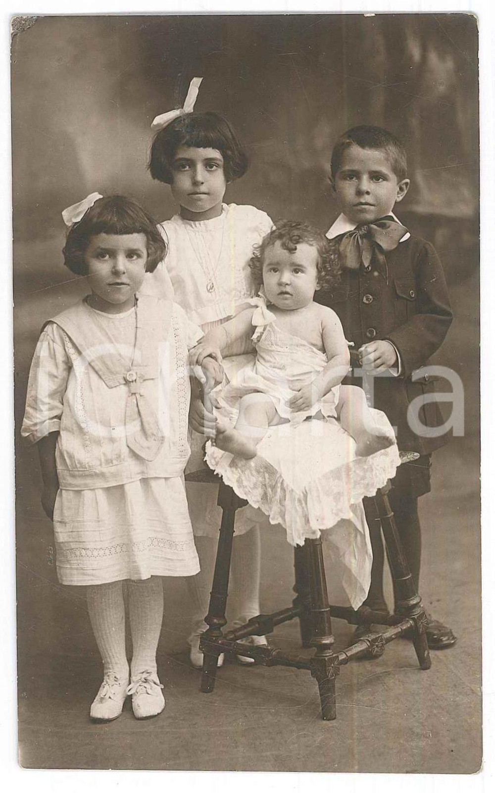 Fotografia d epoca originale 1920 ca PAVIA Ritratto di quattro fratellini Foto cartolina M. TOLLINI 1