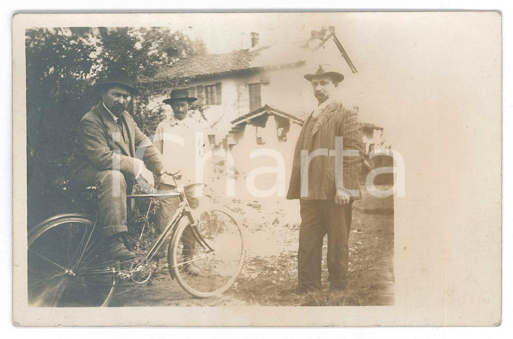 Fotografia d epoca originale 1920 ca COSTUME ITALIA Tre uomini con bicicletta Foto anonima 14x9 cm 1