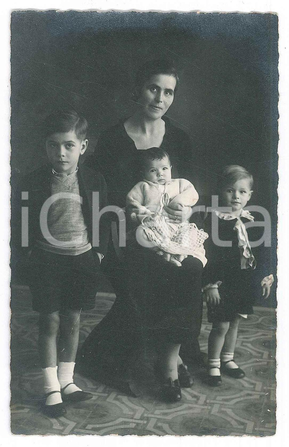 Fotografia d epoca originale 1933 GAZZANIGA BG Madre con i tre figli Foto G. BONOMI 9x14 cm 1