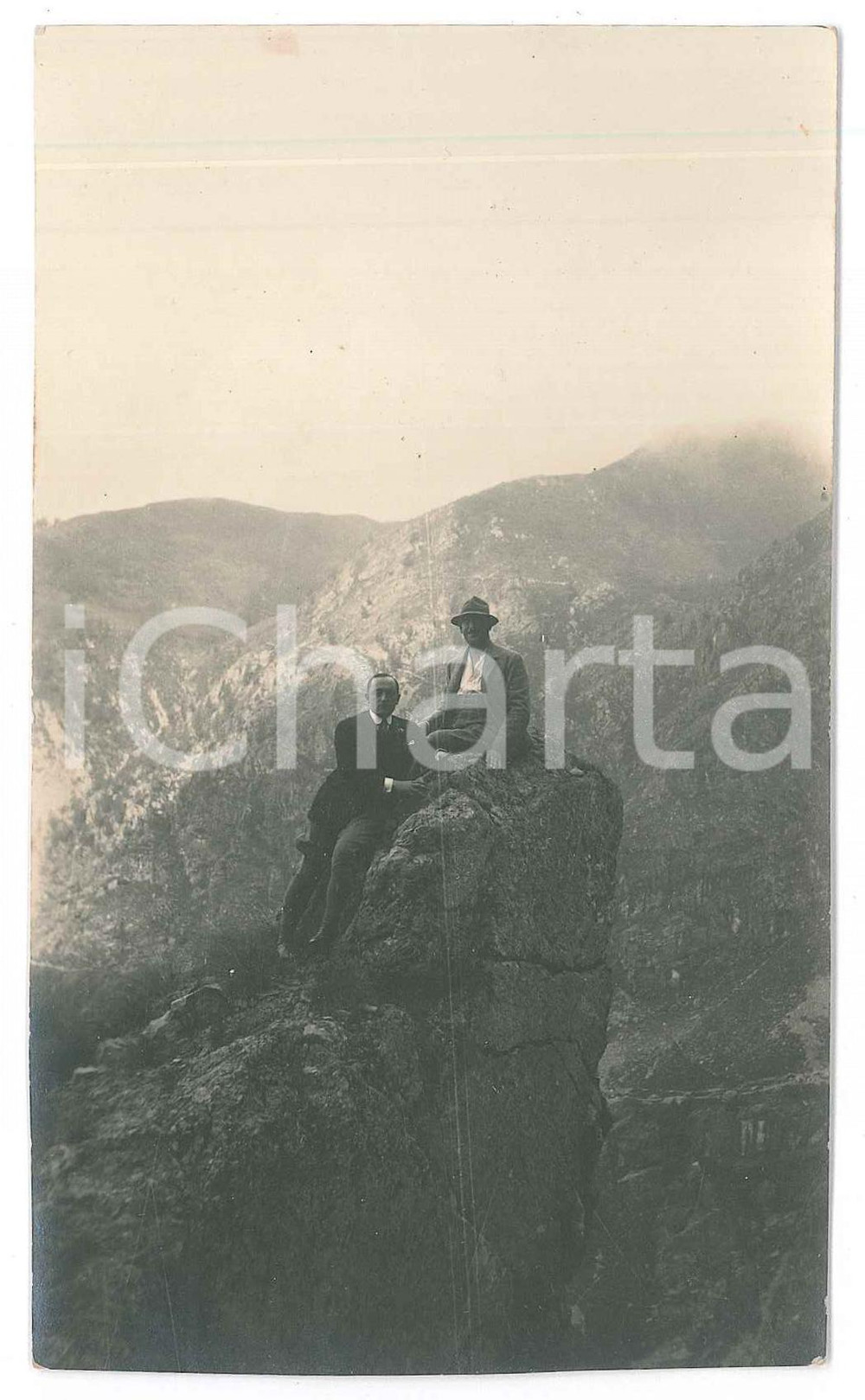 Fotografia d epoca originale 1920 ca ESCURSIONISMO  ITALIA  Due amici su una roccia  Foto anonima 9x14 cm 1