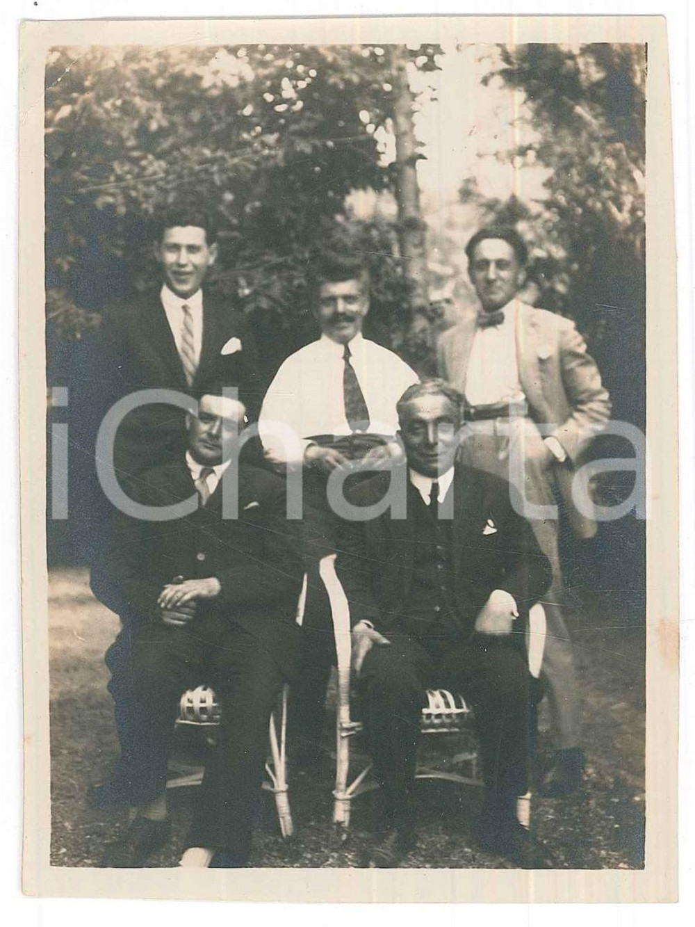 Fotografia d epoca originale 1925 MOLARE AL Gruppo di amici in giardino  Ritratto Foto anonima 9x12 cm 1