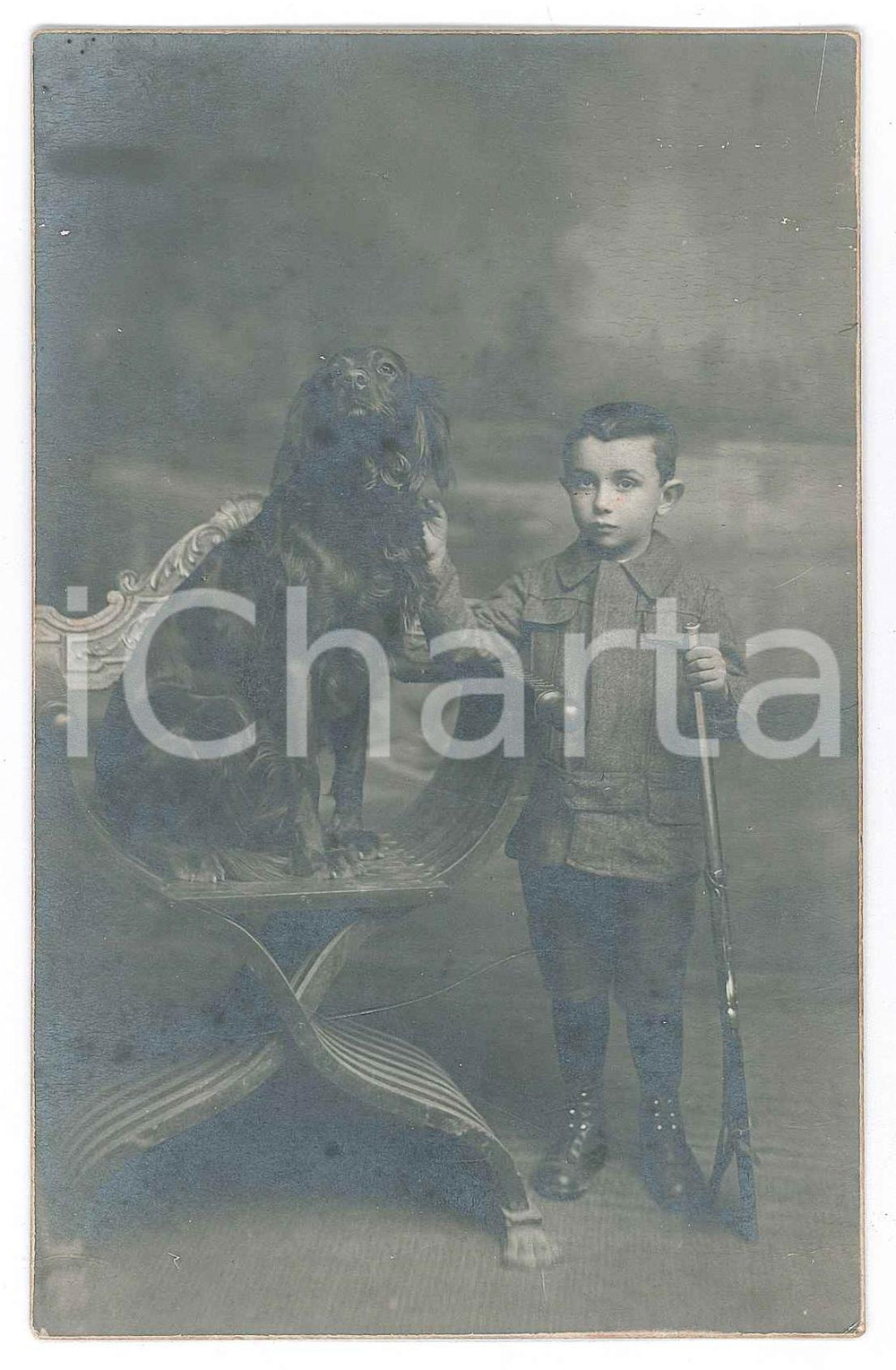 Fotografia d epoca originale 1920 ca COSTUME ITALIA Bambino cacciatore con il cane Foto anonima 9x14 cm 1