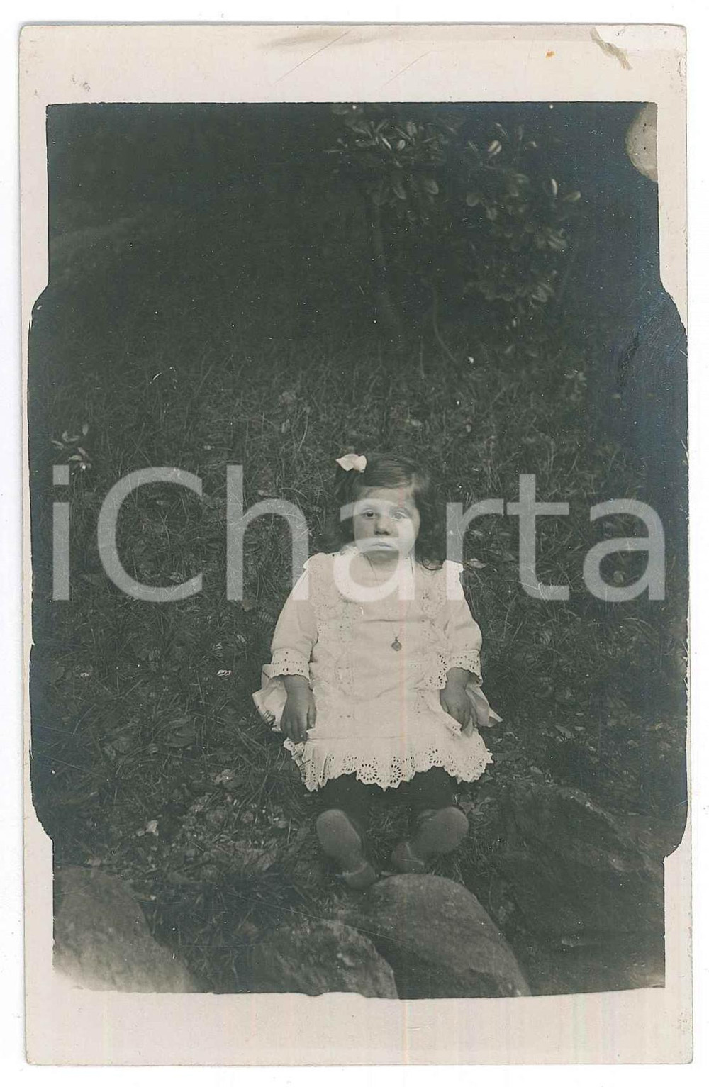 Fotografia d epoca originale 1920 ca COSTUME  ITALIA  Bambina in un bosco  Ritratto  Foto anonima 9x14 cm 1