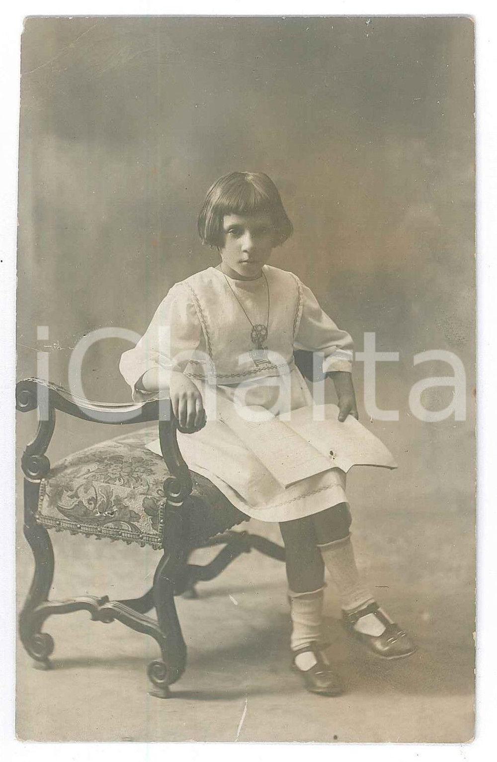 Fotografia d epoca originale 1920 ca COSTUME ITALIA  Bambina con quaderno  Ritratto  Foto anonima 9x14 cm 1
