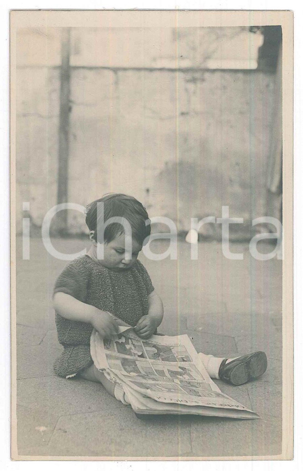Fotografia d epoca originale 1930 ca COSTUME ITALIA Bambina con il Corriere dei Piccoli Foto anonima 9x14 1