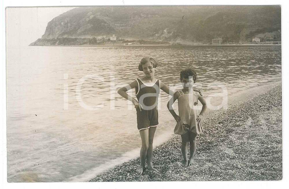 Fotografia d epoca originale 1925 ca COSTUME ITALIA  Bambine in spiaggia   Ritratto  Foto anonima 14x9 cm 1