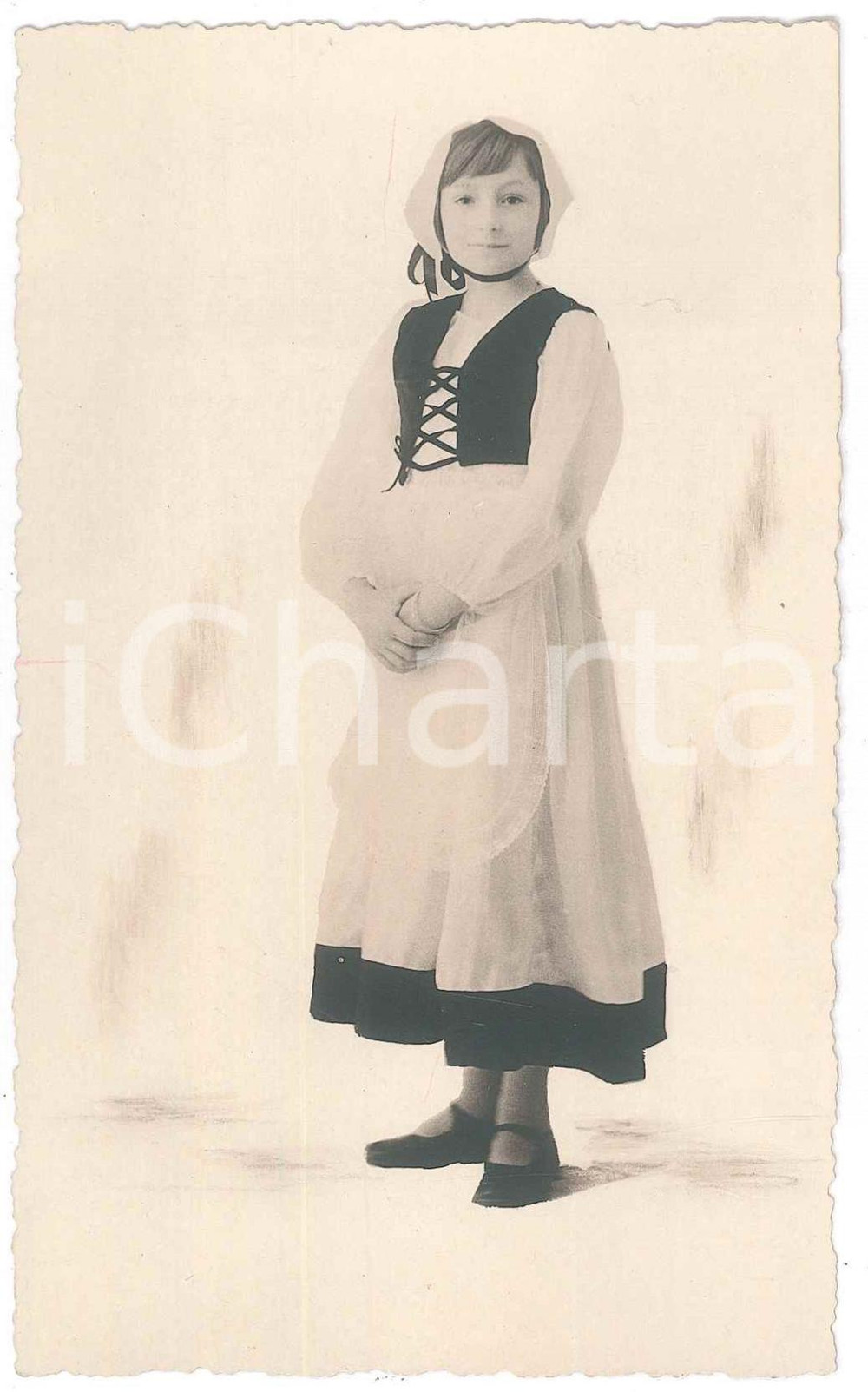Fotografia d epoca originale 1940 ca FOLKLORE ITALIA Ragazza in costume tradizionale Foto anonima 9x14 cm 1