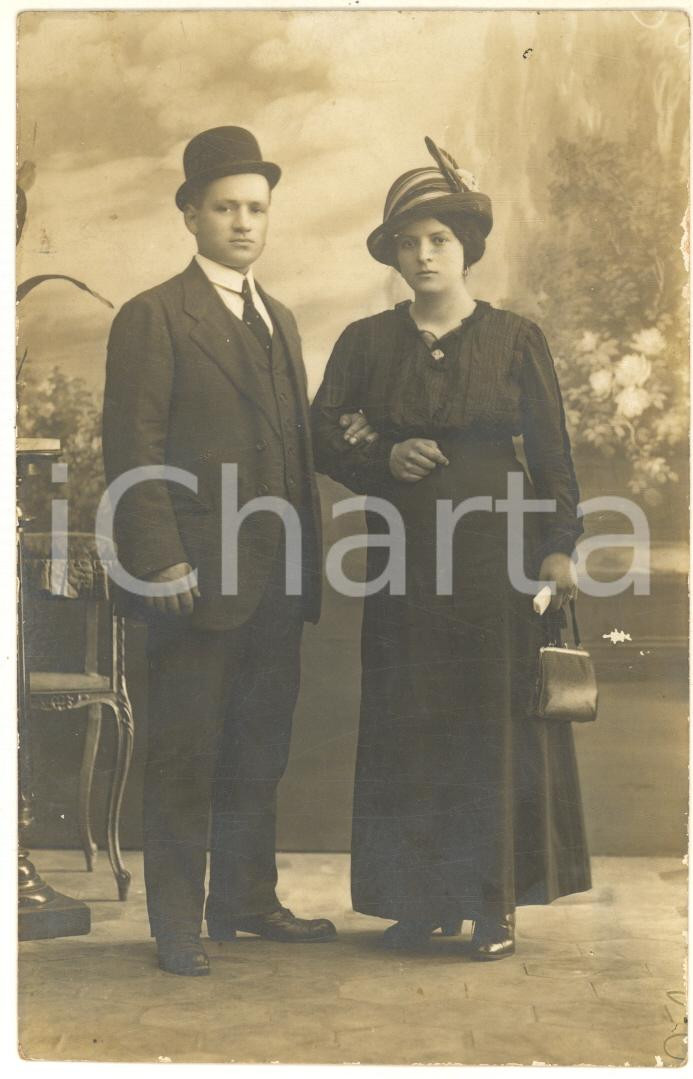 Fotografia d epoca originale 1914 MILANO Coppia di giovani sposi  Ritratto Foto CARDANO 9x14 cm 1