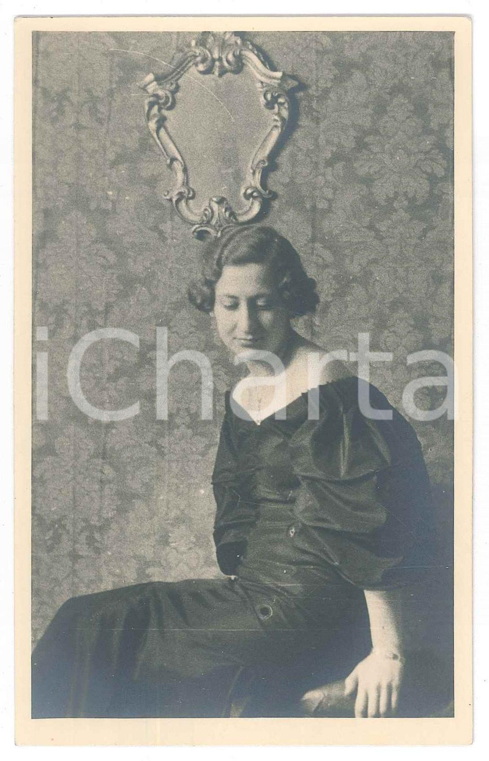 Fotografia d epoca originale 1940 ca ITALIA Donna in salotto sotto lo specchio  Foto anonima 9x14 cm 1