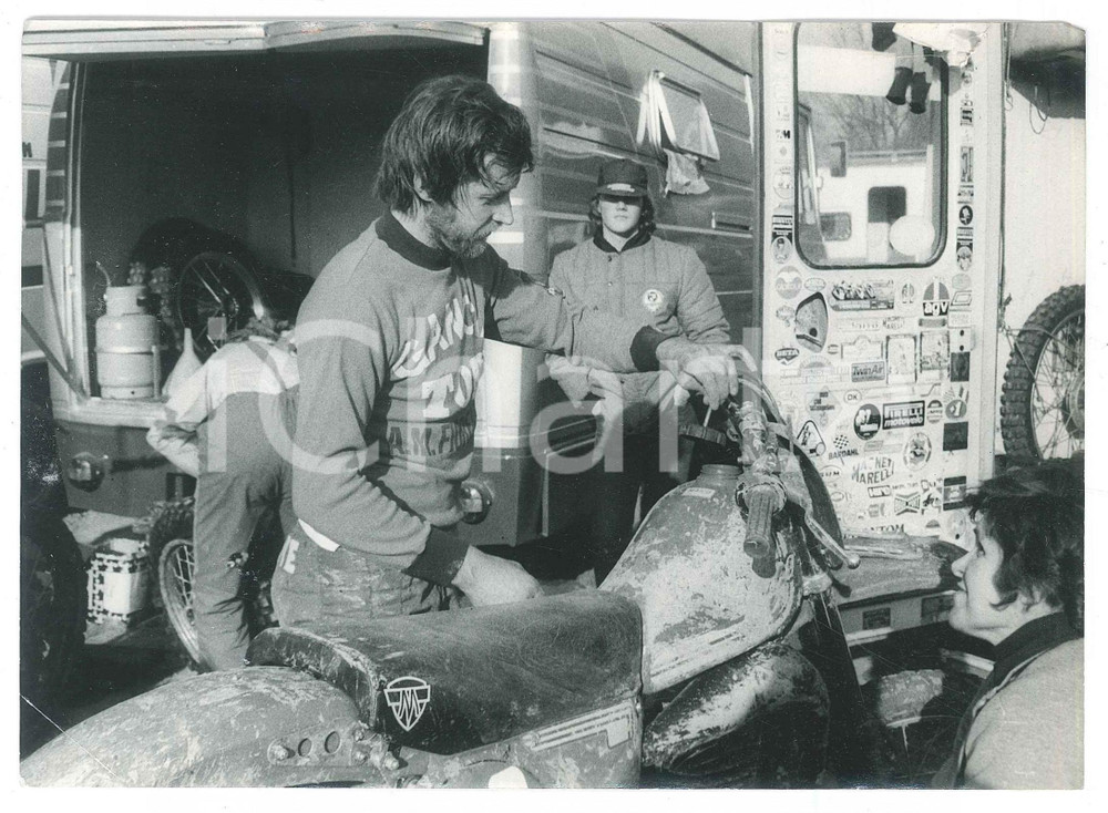 Fotografia d epoca originale 1981 NEMBRO Campionato italiano MOTOCROSS Meccanici e piloti  Foto 18x12 cm 1