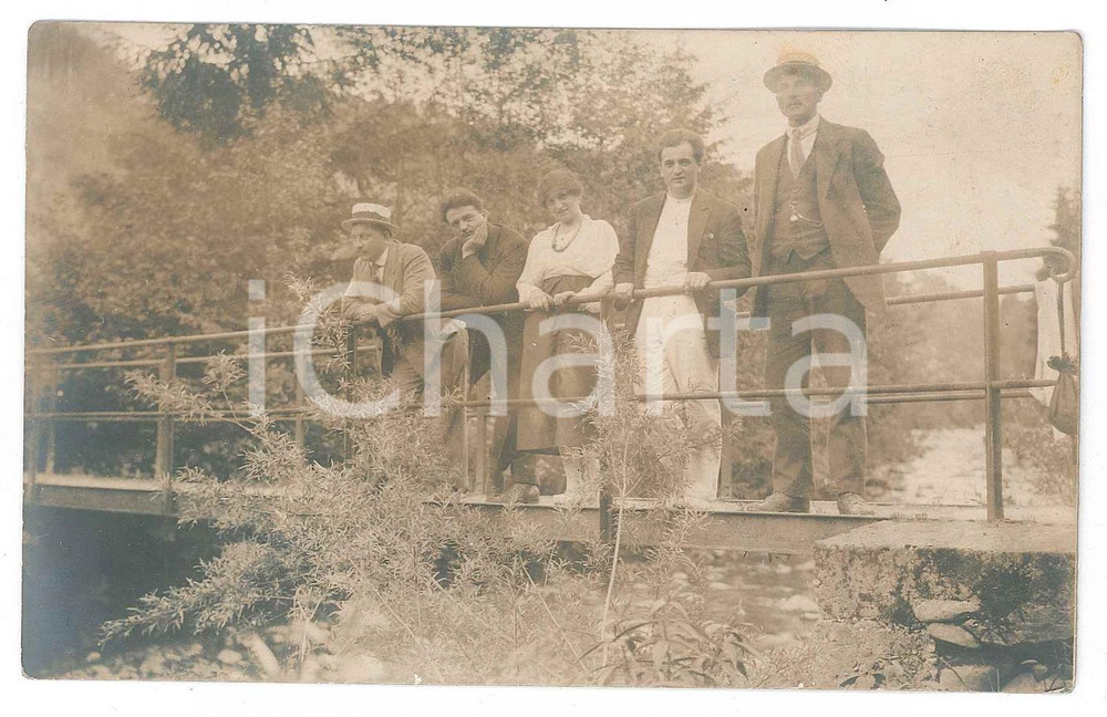 Fotografia d epoca originale 1920 ca ESCURSIONISMO ITALIA Turisti su ponticello Foto cartolina 14x9 cm 1