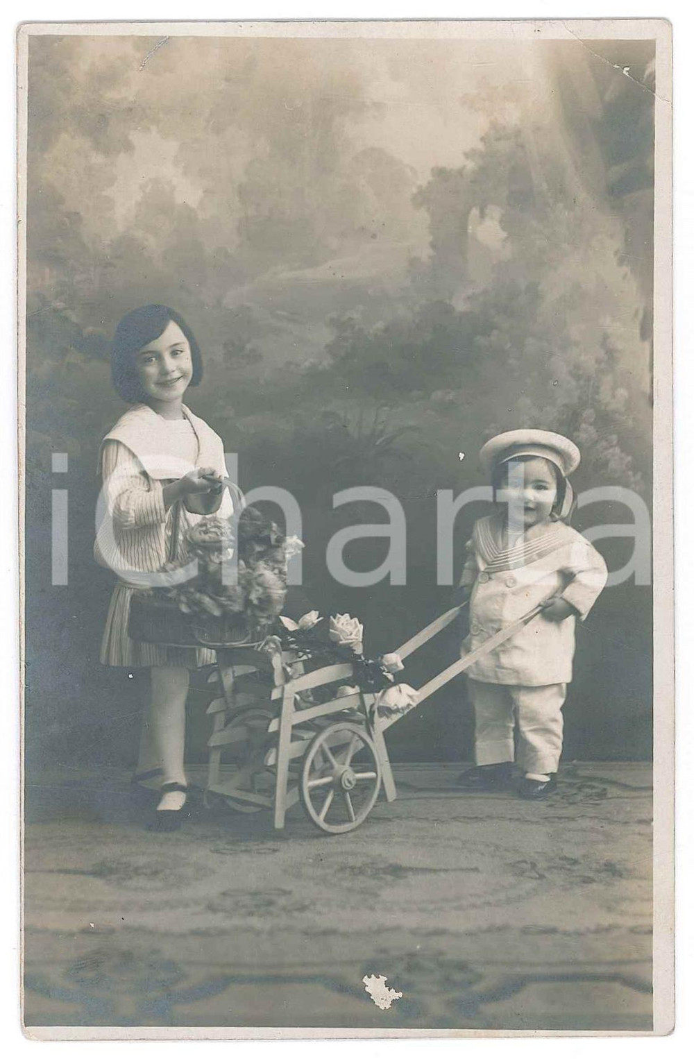Fotografia d epoca originale 1915 ca MILANO Fratellini con carretto fiorito  Ritratto  Foto SALVAGNO 14x9 1