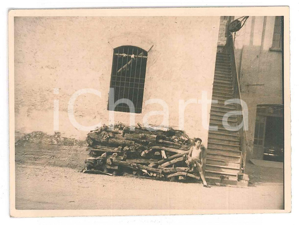 Fotografia d epoca originale 1930 ca COSTUME LOMBARDIA Bambino su catasta di legna Foto artistica 10x7 cm 1