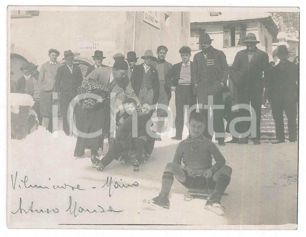 Fotografia d epoca originale 1920 ca VILMINORE DI SCALVE BG Bambini su slittino in paese Foto 12x8 cm 1