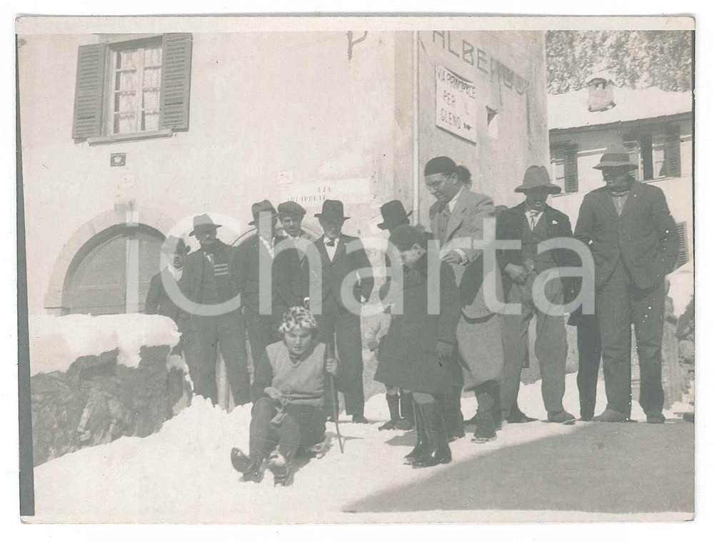 Fotografia d epoca originale 1920 ca VILMINORE DI SCALVE BG Donna su slittino in paese Foto 12x8 cm 1