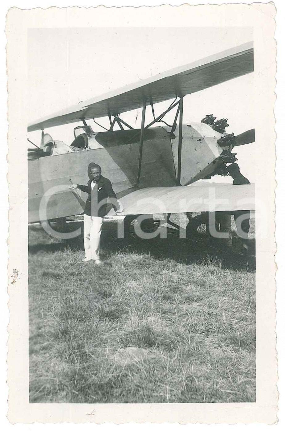 Fotografia d epoca originale 1930 ca AVIAZIONE Area di TORINO Pilota e biplano su campo di volo 2 Foto 7x11 1
