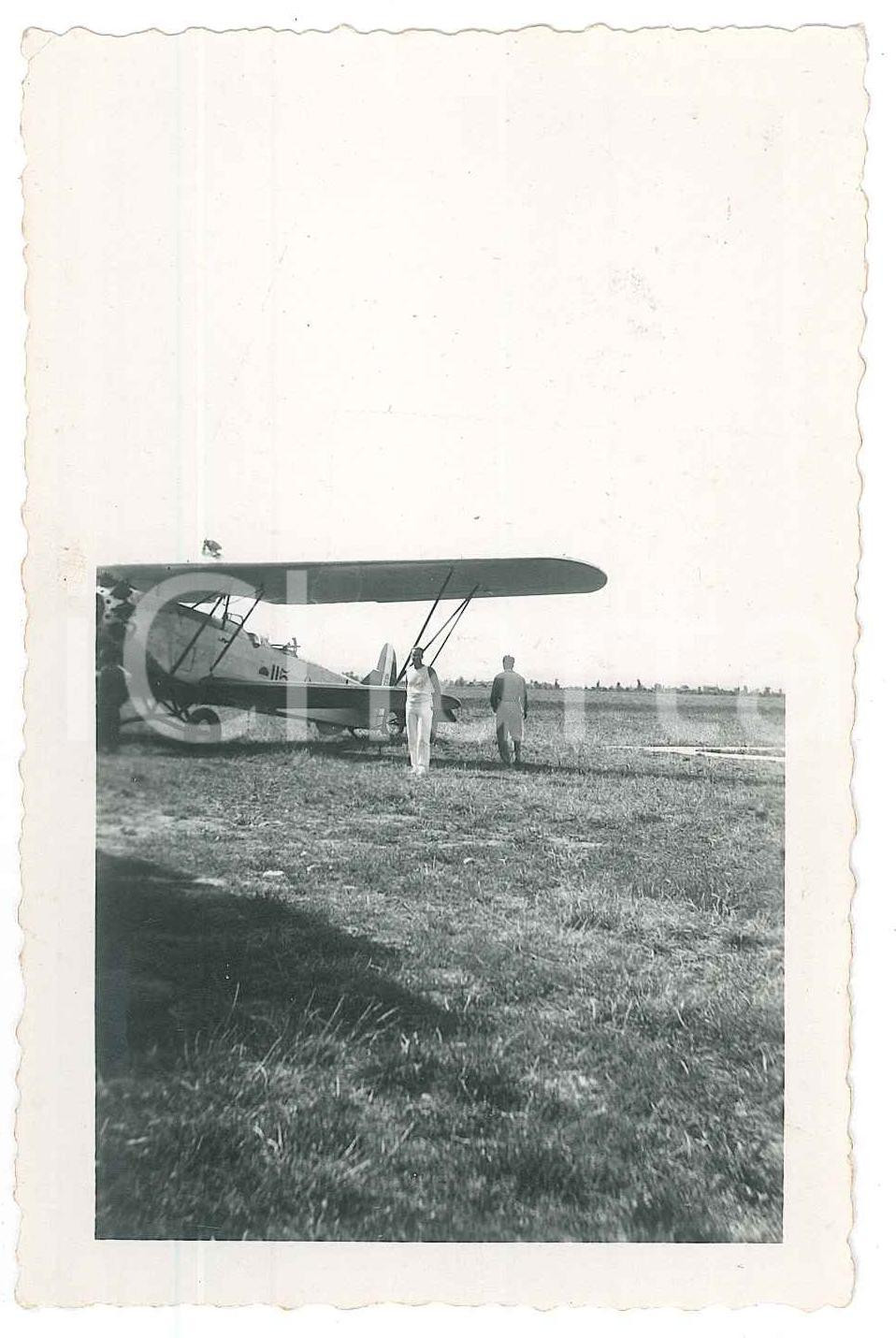 Fotografia d epoca originale 1930 ca AVIAZIONE Area di TORINO Pilota e biplano su campo di volo 3 Foto 7x11 1