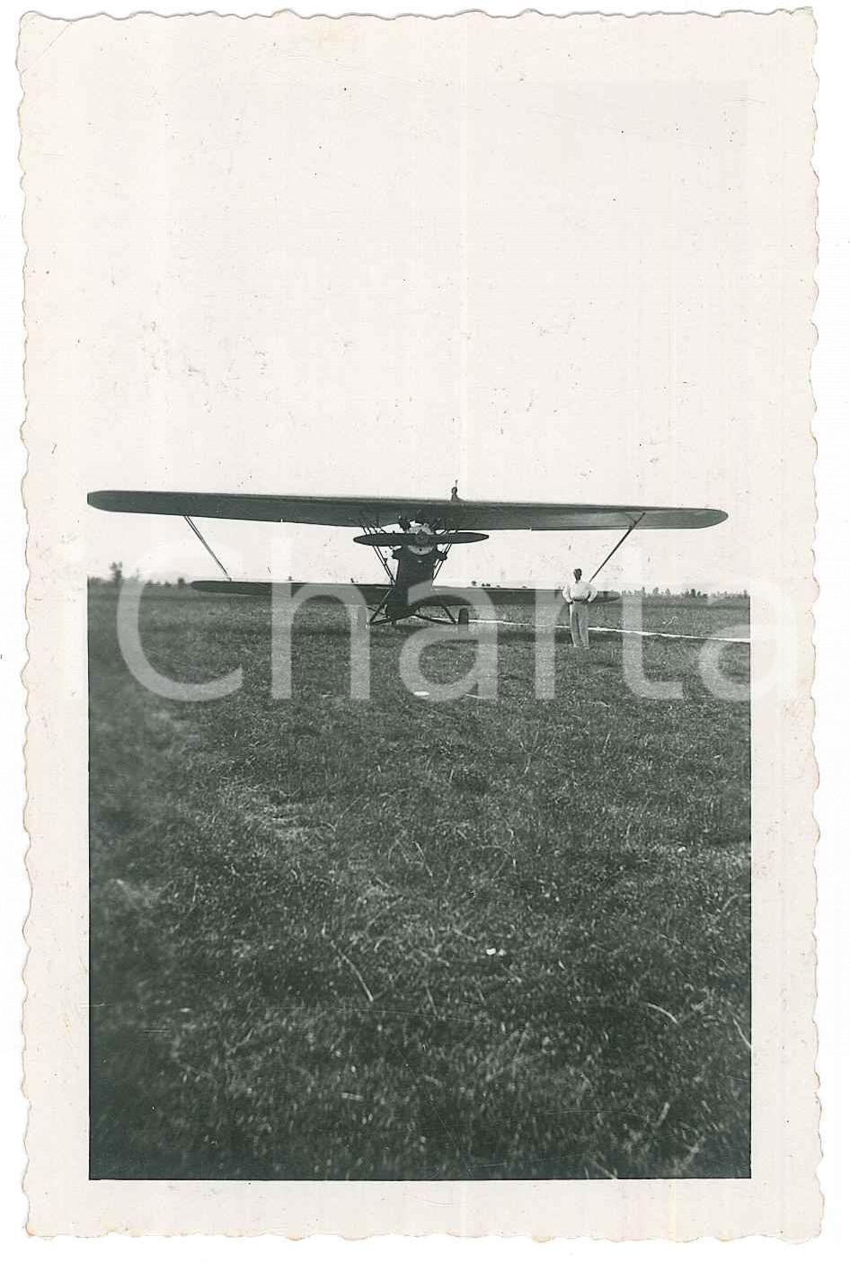 Fotografia d epoca originale 1930 ca AVIAZIONE Area di TORINO  Pilota e biplano su campo di volo Foto 7x11 1