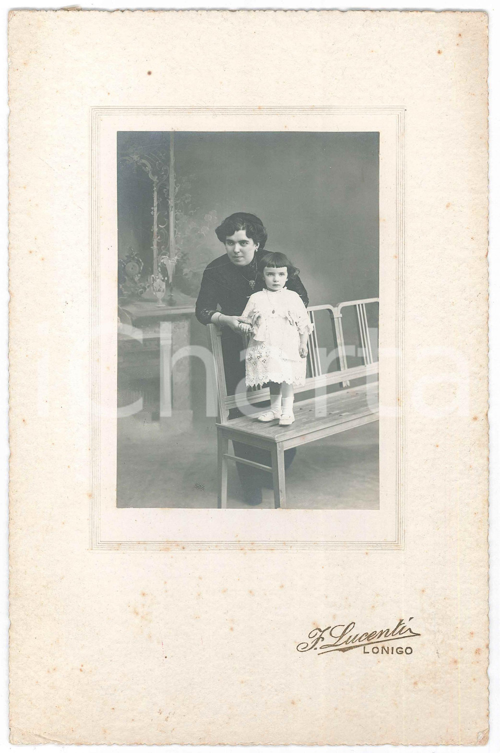Fotografia d epoca originale 1920 ca LONIGO VI Madre e figlia con panchina Foto F. LUCENTI 17x26 cm 1