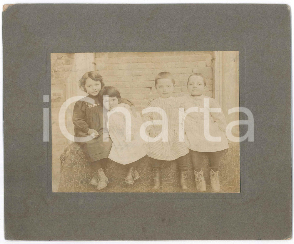 Fotografia d epoca originale 1900 ca COSTUME ITALIA Quattro fratelli bambini Foto anonima 25x21 cm 1