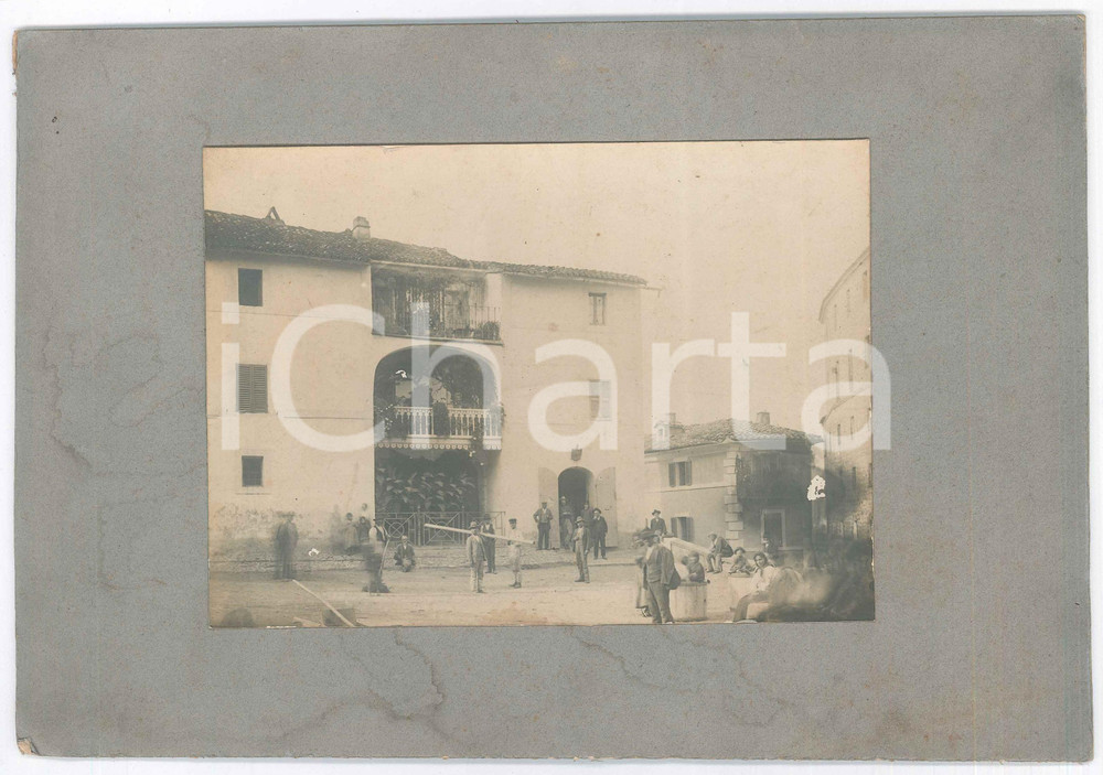 Fotografia d epoca originale 1900 ca COSTUME ITALIA Piazza di paese Foto anonima ANIMATA 27x18 1