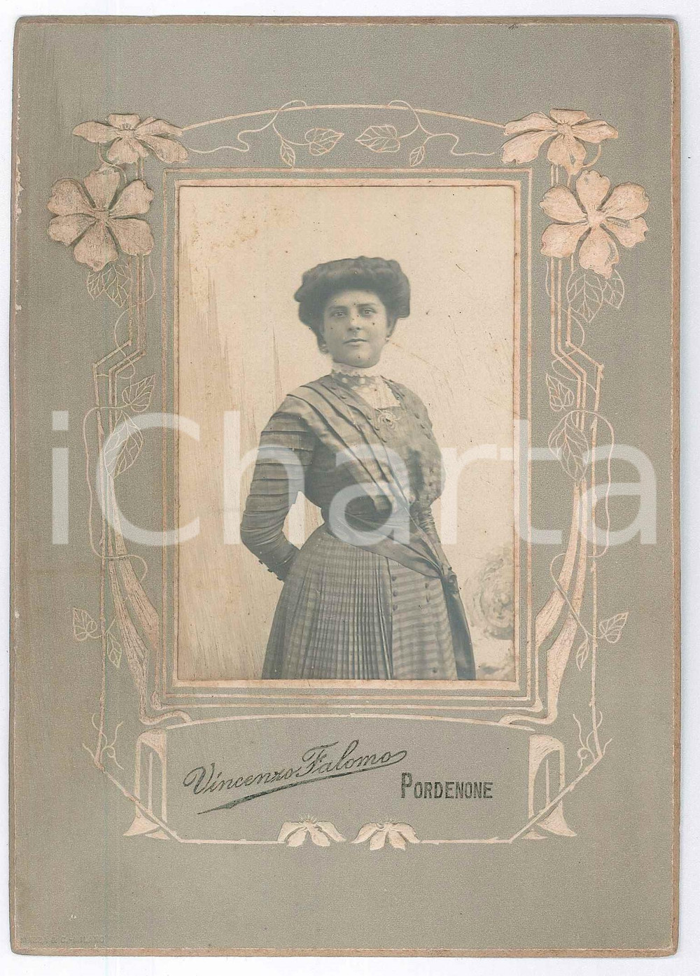 Fotografia d epoca originale 1910 ca PORDENONE Donna con abito a pieghe Foto Vincenzo FALOMO 13x18 cm 1