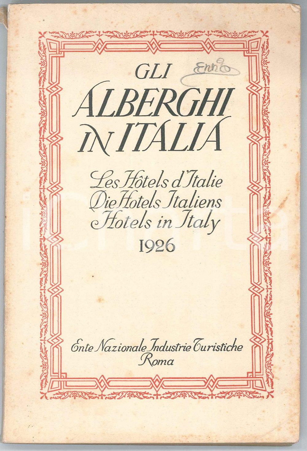 1926 ENIT TURISMO Gli alberghi in Italia - ILLUSTRATO *295 pp. Brossura editoriale, con copertina flessibile, in 4 lingue.Illustrato e con numerose pubblicit&agrave; d'epoca.PAGINE: 295EDITORE: Ente Nazionale Industrie Turistiche - Roma FAIR/discreto buone condizioni interne, ma fioriture in copertina e lieve piegatura angolare, che interessa tutto il volume; sbrecciatura al dorso Formato: 14x20 cm originale e autentica 1