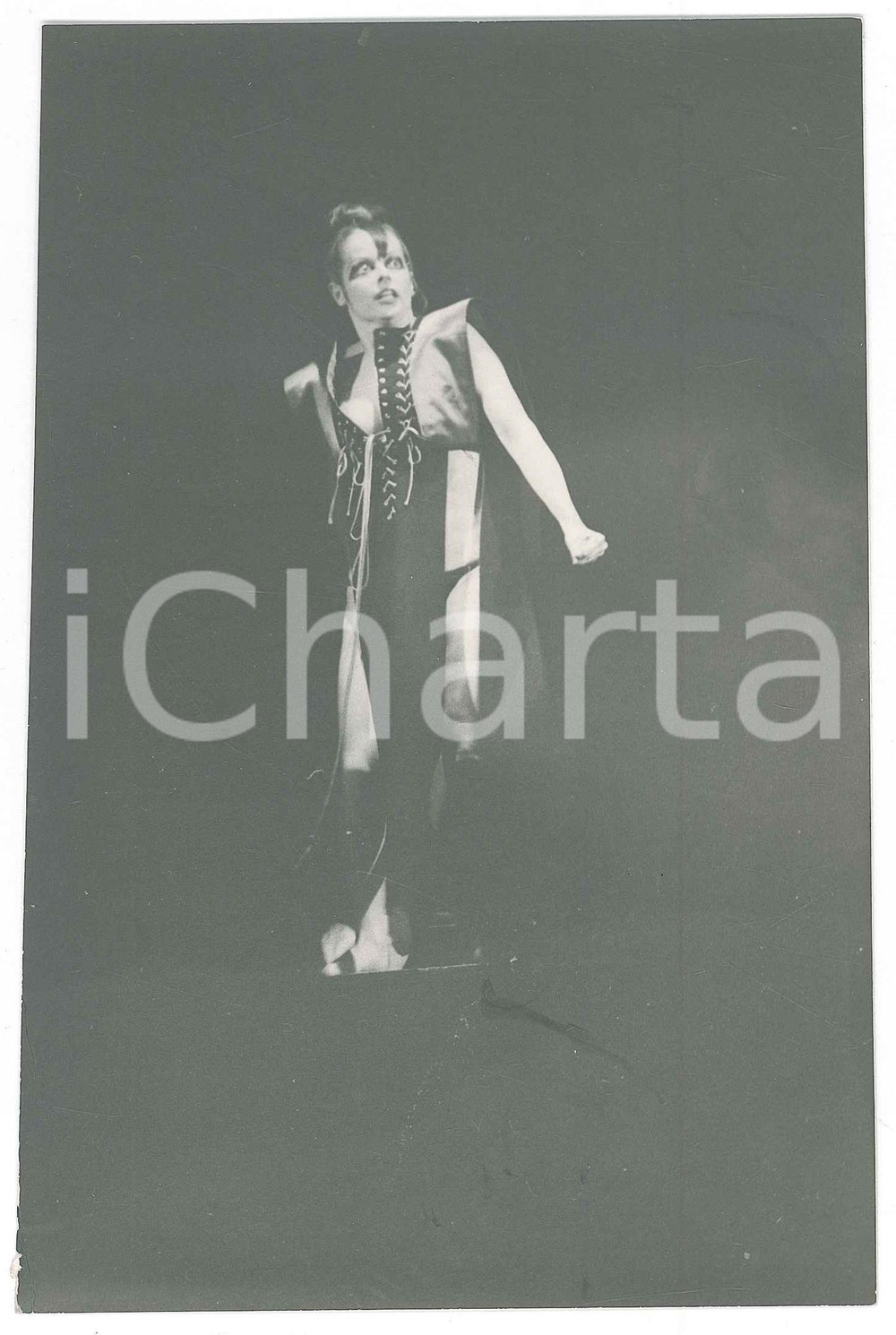 Fotografia d epoca originale 1975 ca ITALIA  TEATRO D AVANGUARDIA Attrice durante spettacolo  Foto 11x17 cm 1