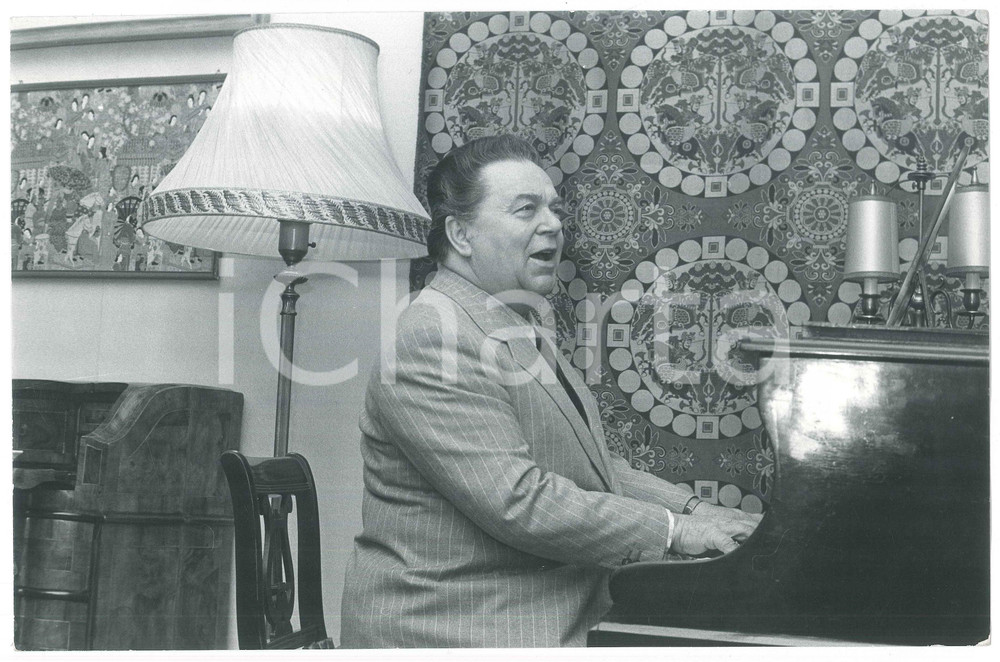 Fotografia d epoca originale 1970 ca ITALIA  LIRICA Ferruccio TAGLIAVINI suona pianoforte  Foto 30x20 cm 1