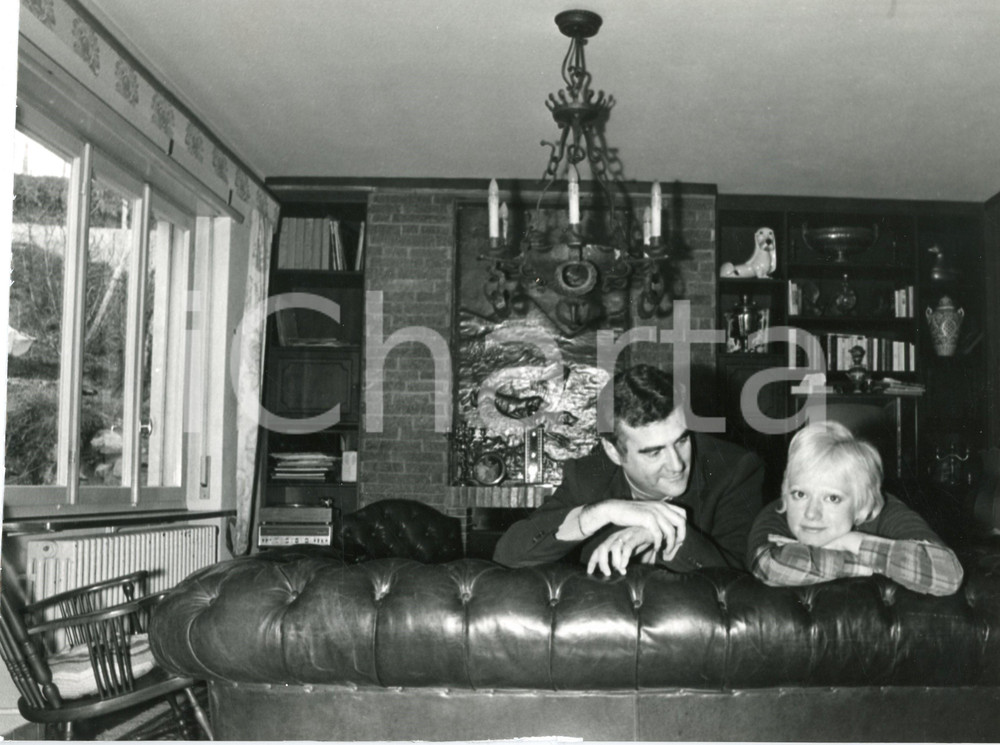 Fotografia d epoca originale 1970 ca COSTUME ITALIA Rita PAVONE Teddy RENO nella loro casa  Foto 30x20 cm 1