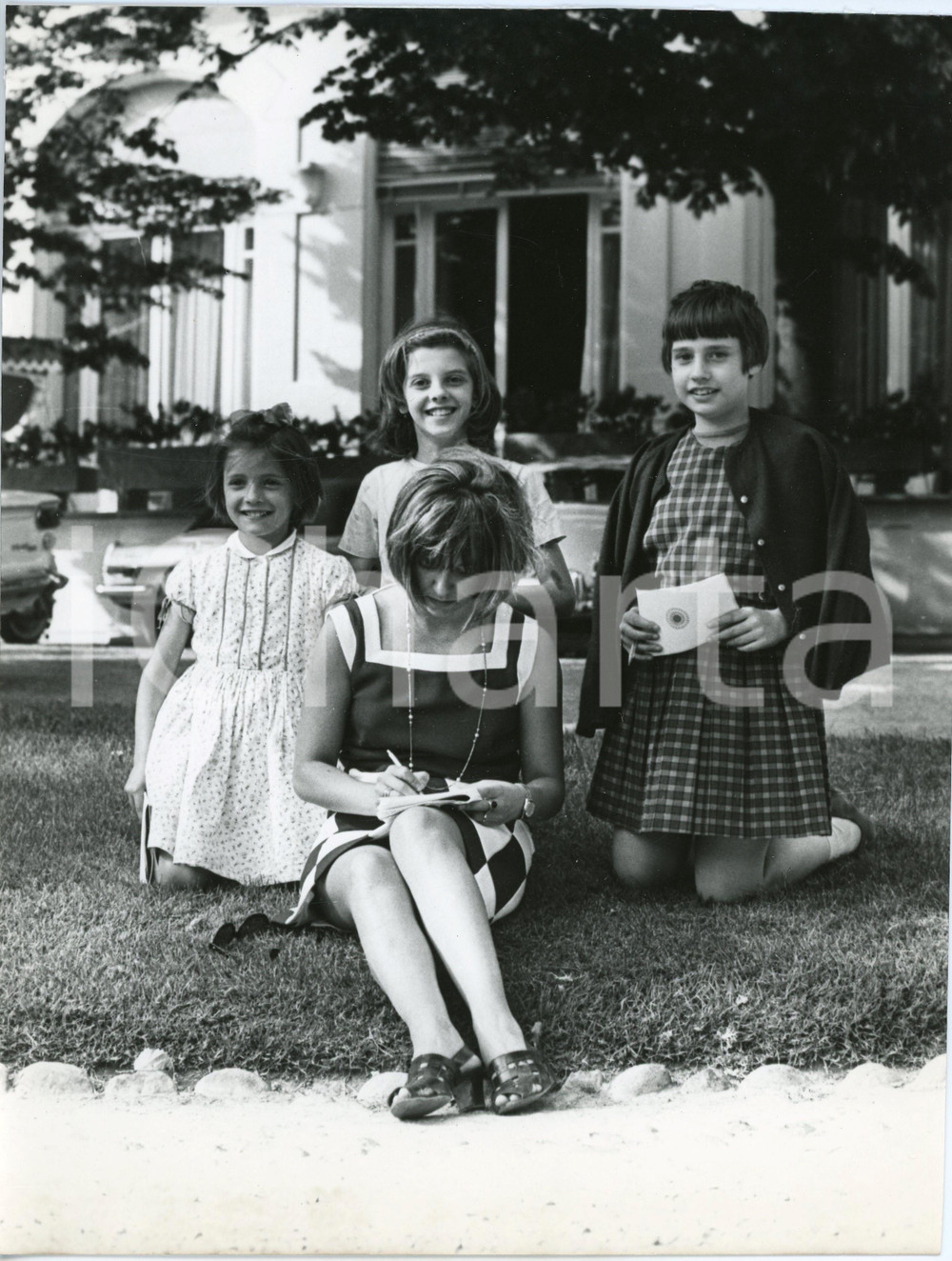 Fotografia d epoca originale 1970 ca ITALIA  MUSICA Wilma GOICH firma autografi a piccoli fan  Foto 1 1