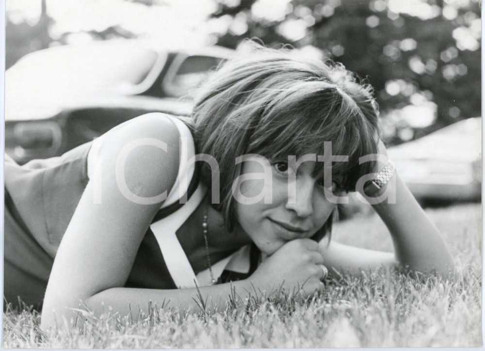 Fotografia d epoca originale 1970 ca COSTUME ITALIA Wilma GOICH  Ritratto sul prato  Foto 30x20 cm 6 1