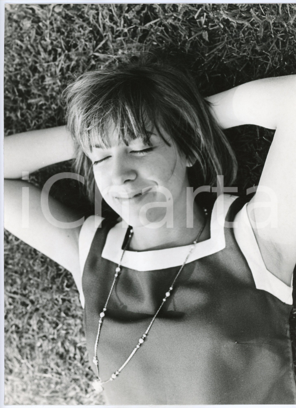 Fotografia d epoca originale 1970 ca COSTUME ITALIA Wilma GOICH  Ritratto sul prato  Foto 20x30 cm 5 1