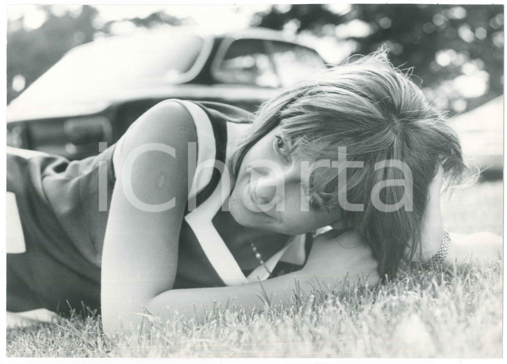 Fotografia d epoca originale 1970 ca COSTUME ITALIA Wilma GOICH  Ritratto sul prato  Foto 30x21 cm 1 1