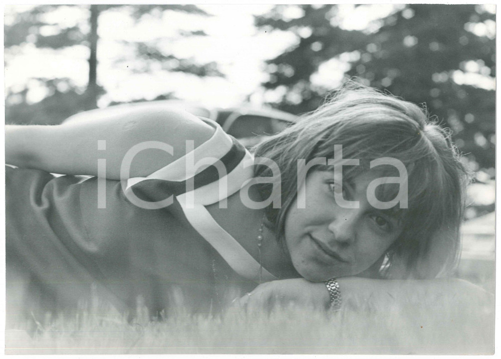 Fotografia d epoca originale 1970 ca COSTUME ITALIA Wilma GOICH  Ritratto sul prato  Foto 30x21 cm 2 1