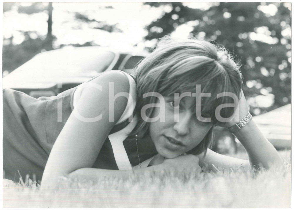 Fotografia d epoca originale 1970 ca COSTUME ITALIA Wilma GOICH  Ritratto sul prato  Foto 30x21 cm 4 1
