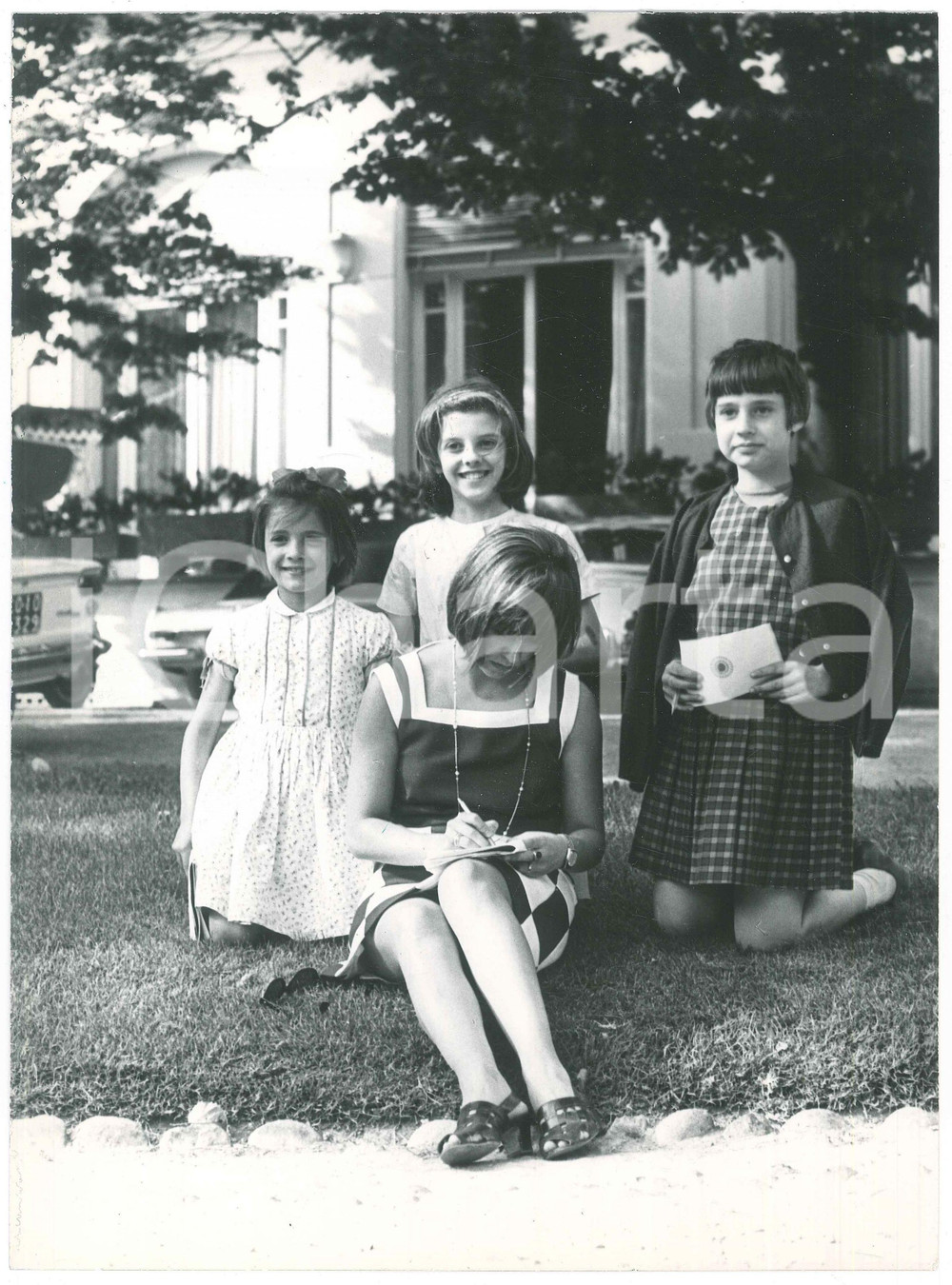 Fotografia d epoca originale 1970 ca ITALIA  MUSICA Wilma GOICH firma autografi a piccoli fan  Foto 21x30 1