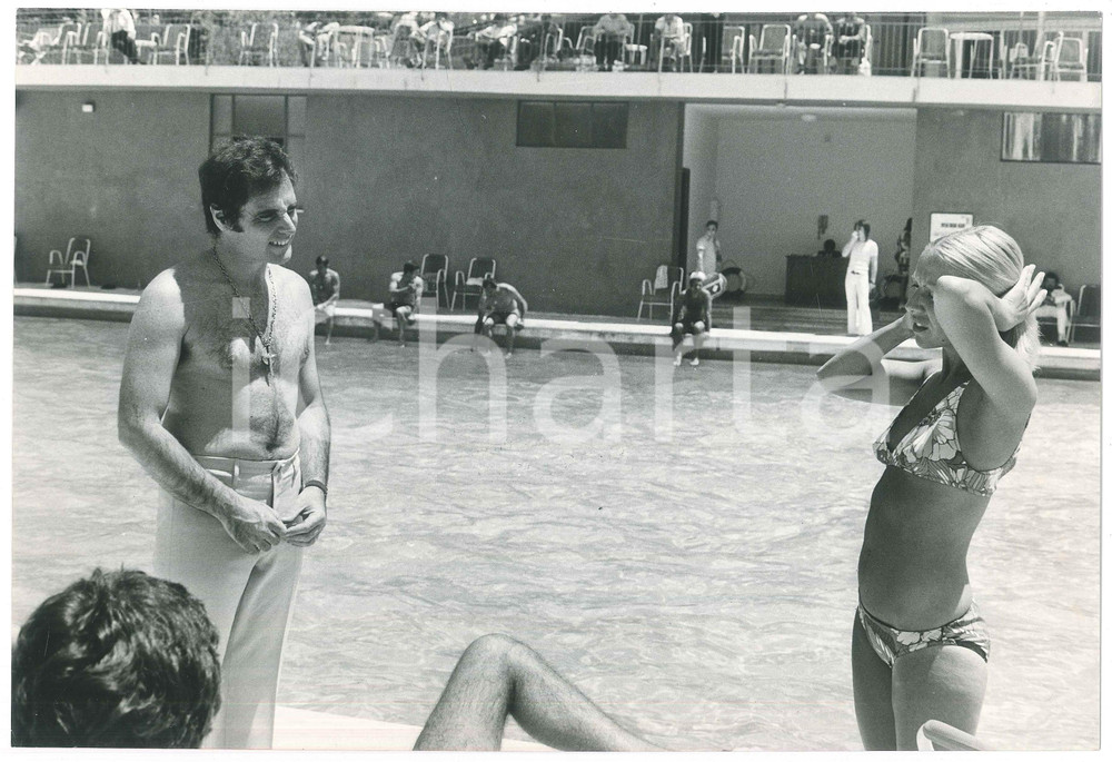 Fotografia d epoca originale 1970 ca MUSICA  VIANELLA Wilma GOICH Edoardo VIANELLO in piscina  Foto 30x20 1